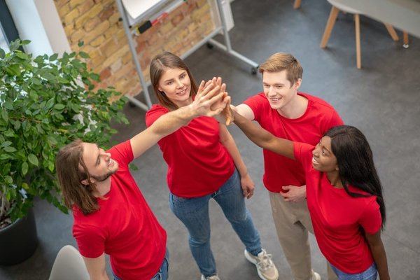 Comment Erronda gère-t-elle les dynamiques de groupe lors des sessions de team building ?