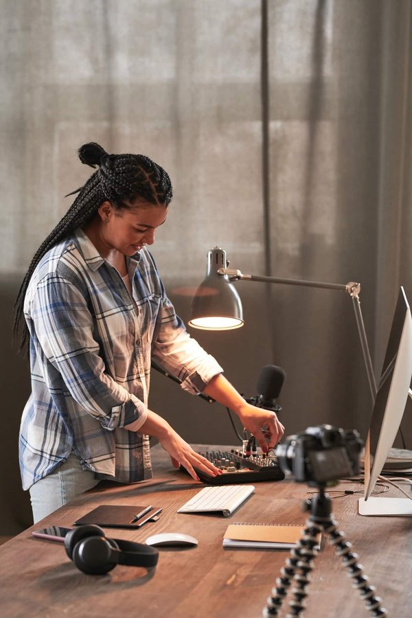 Quelle est l'importance de la directivité d'un microphone pour différentes applications ?