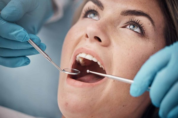 Comment les centres dentaires traitent-ils les maladies des gencives ?