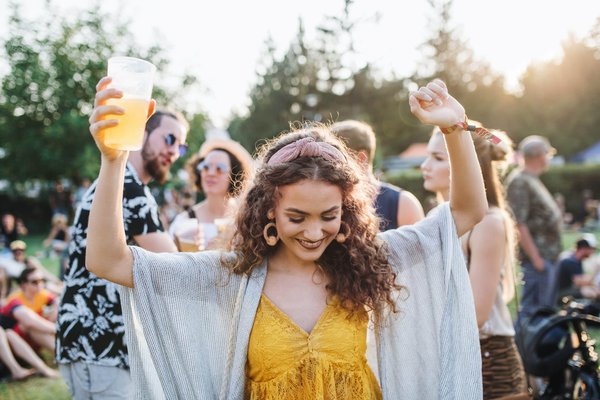 Quelles sont les démarches pour lancer un festival de théâtre amateur en plein air dans votre ville?