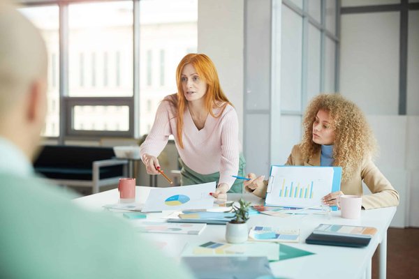Quelles techniques de persuasion sont essentielles pour un avocat plaidant dans des affaires de propriété intellectuelle ?