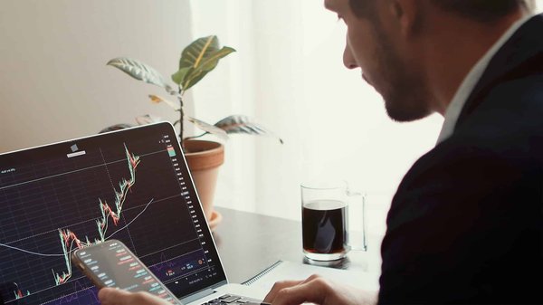 Quels sont les meilleurs outils pour l'analyse prédictive dans le secteur de la distribution ?